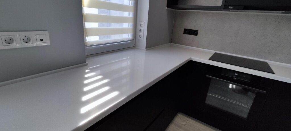 Угловая бесшовная столешница с подоконником из акрилового камня изготовлено в правила камня