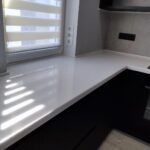 Угловая бесшовная столешница с подоконником из акрилового камня изготовлено в правила камня