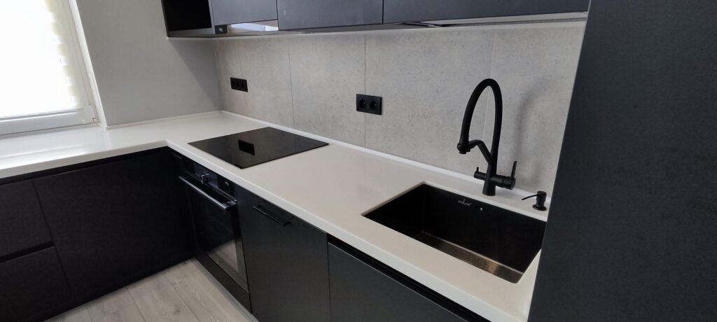 Угловая бесшовная столешница с подоконником из акрилового камня изготовлено в правила камня