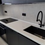 Угловая бесшовная столешница с подоконником из акрилового камня изготовлено в правила камня