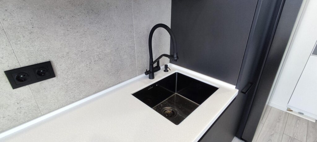 Угловая бесшовная столешница с подоконником из акрилового камня изготовлено в правила камня