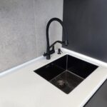 Угловая бесшовная столешница с подоконником из акрилового камня изготовлено в правила камня