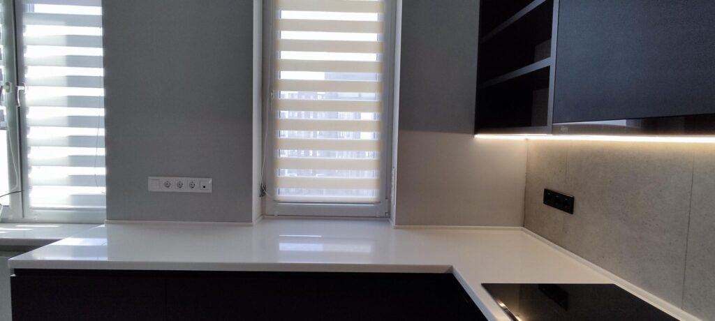 Угловая бесшовная столешница с подоконником из акрилового камня изготовлено в правила камня