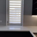 Угловая бесшовная столешница с подоконником из акрилового камня изготовлено в правила камня