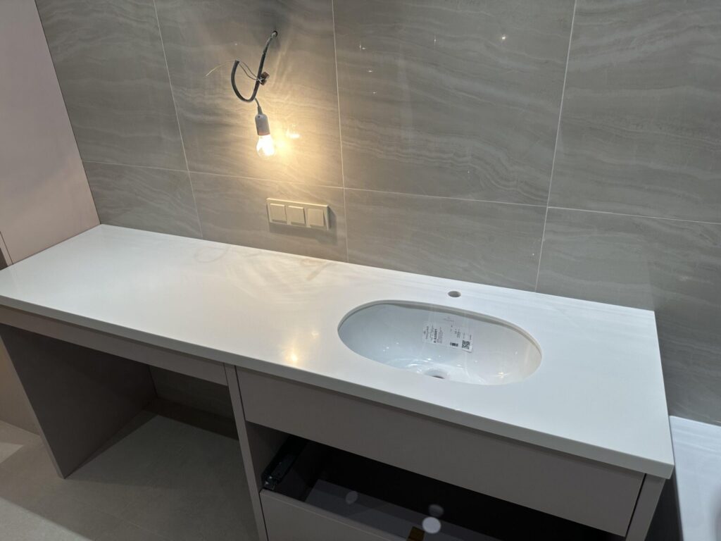 Столешница в ванную комнату изготовлено в правила камня