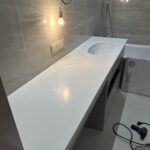 Столешница в ванную комнату изготовлено в правила камня