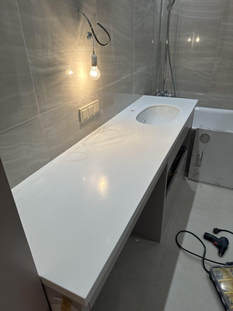 Столешница в ванную комнату изготовлено в правила камня