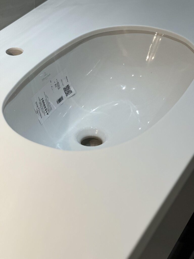 Столешница в ванную комнату изготовлено в правила камня