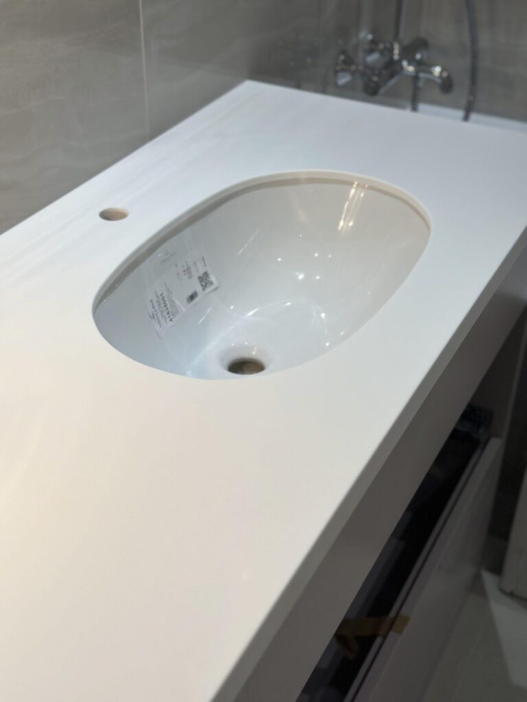 Столешница в ванную комнату изготовлено в правила камня