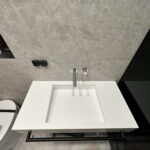 Подвесная столешница с щелевой раковиной из искусственного камня изготовлено в правила камня