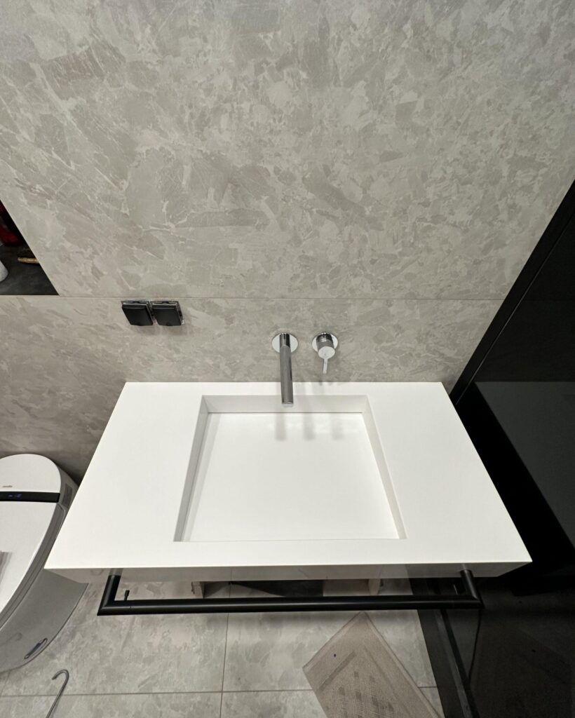 Подвесная столешница с щелевой раковиной из искусственного камня изготовлено в правила камня