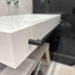 Подвесная столешница с щелевой раковиной из искусственного камня изготовлено в правила камня