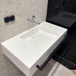 Подвесная столешница с щелевой раковиной из искусственного камня изготовлено в правила камня