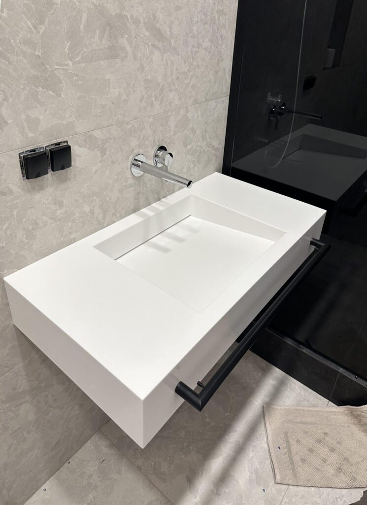 Подвесная столешница с щелевой раковиной из искусственного камня изготовлено в правила камня