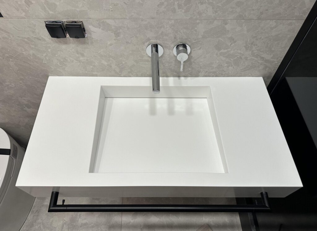 Подвесная столешница с щелевой раковиной из искусственного камня изготовлено в правила камня