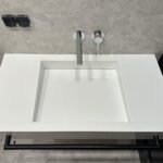 Подвесная столешница с щелевой раковиной из искусственного камня изготовлено в правила камня