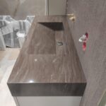 Столешница с интегрированной раковиной из искусственного камня изготовлено в правила камня