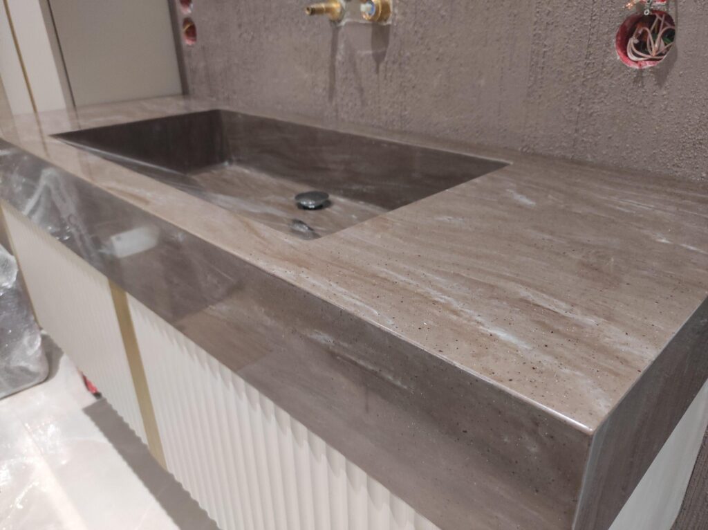 Столешница с интегрированной раковиной из искусственного камня изготовлено в правила камня