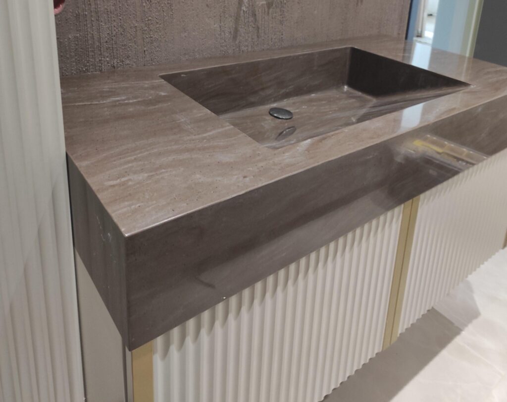 Столешница с интегрированной раковиной из искусственного камня изготовлено в правила камня