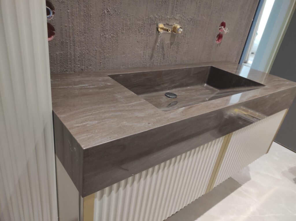 Столешница с интегрированной раковиной из искусственного камня изготовлено в правила камня