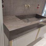 Столешница с интегрированной раковиной из искусственного камня изготовлено в правила камня