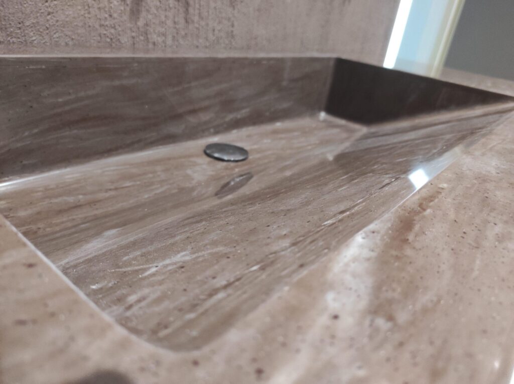 Столешница с интегрированной раковиной из искусственного камня изготовлено в правила камня