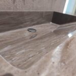 Столешница с интегрированной раковиной из искусственного камня изготовлено в правила камня