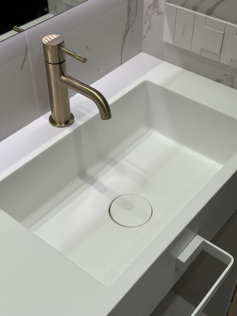 Раковины с клапаном клик-клак из искусственного камня изготовлено в правила камня