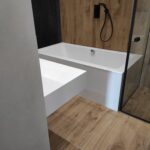 Экран на ванну и щелевая раковина из искусственного камня изготовлено в правила камня