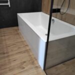 Экран на ванну и щелевая раковина из искусственного камня изготовлено в правила камня
