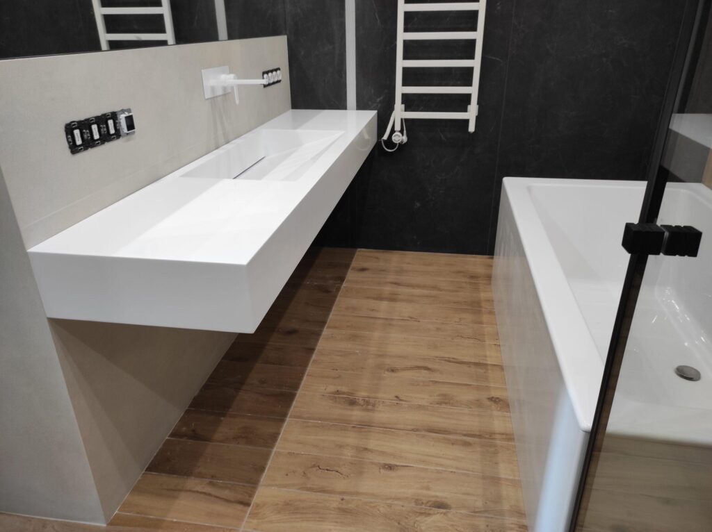 Экран на ванну и щелевая раковина из искусственного камня изготовлено в правила камня