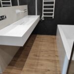 Экран на ванну и щелевая раковина из искусственного камня изготовлено в правила камня