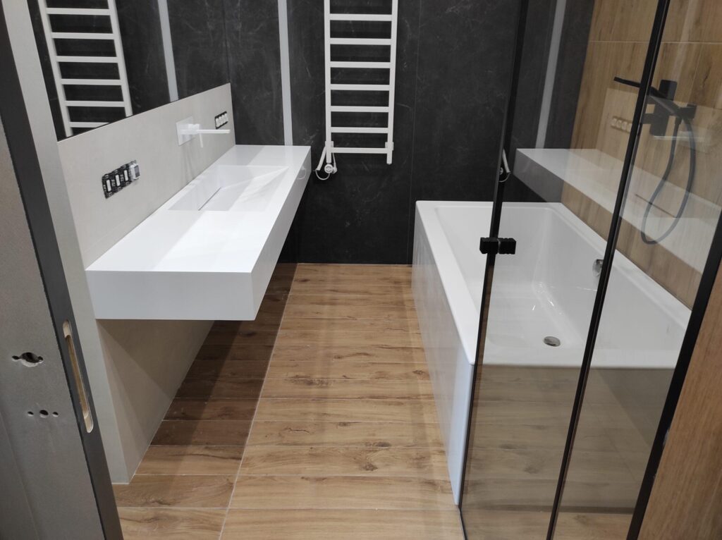 Экран на ванну и щелевая раковина из искусственного камня изготовлено в правила камня