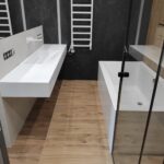 Экран на ванну и щелевая раковина из искусственного камня изготовлено в правила камня