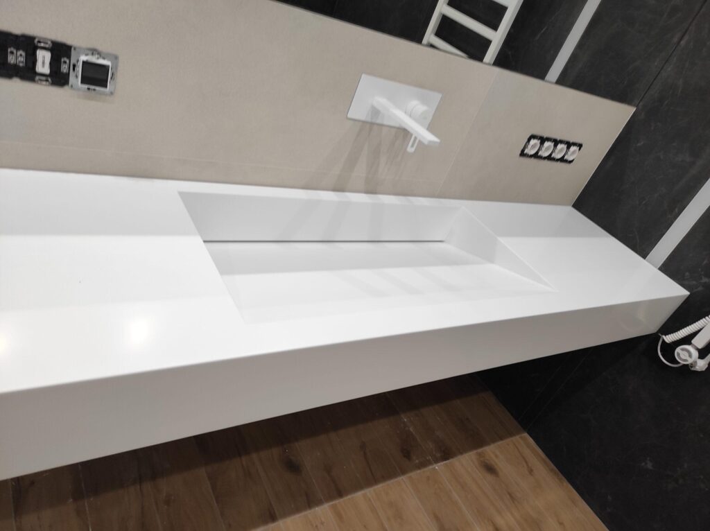 Экран на ванну и щелевая раковина из искусственного камня изготовлено в правила камня