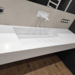 Экран на ванну и щелевая раковина из искусственного камня изготовлено в правила камня