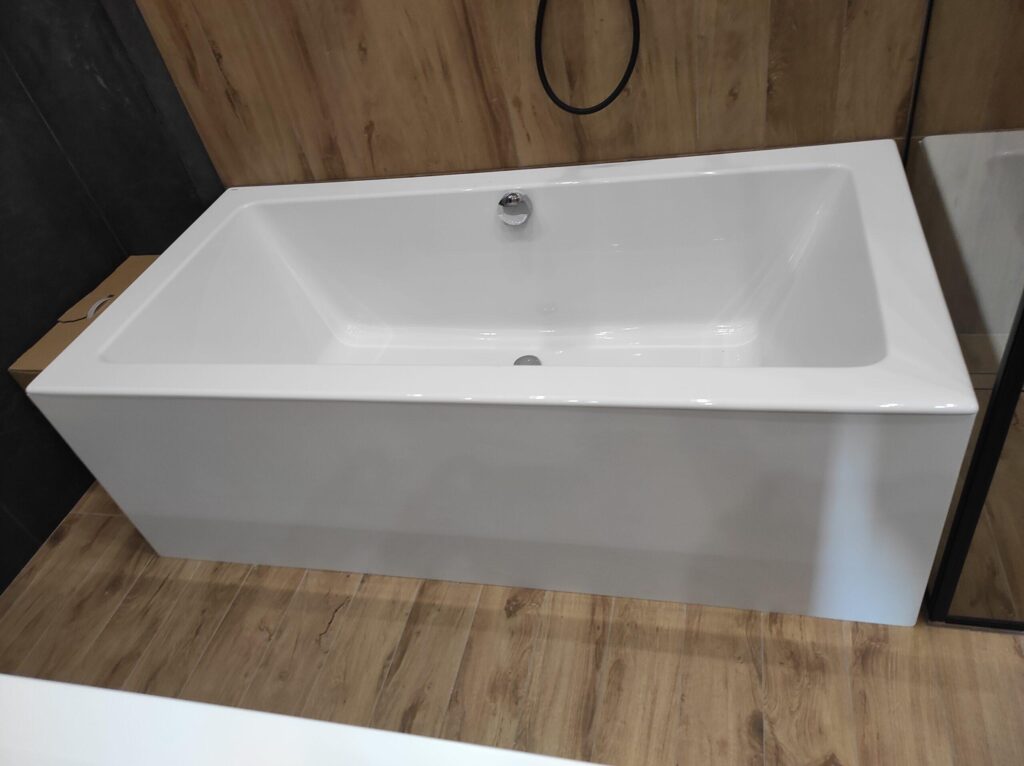 Экран на ванну и щелевая раковина из искусственного камня изготовлено в правила камня