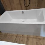 Экран на ванну и щелевая раковина из искусственного камня изготовлено в правила камня