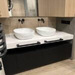 Столешница в ванную комнату из кварцевого агломерата для раковин-чаш изготовлено в правила камня