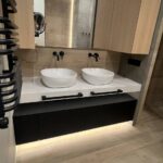 Столешница в ванную комнату из кварцевого агломерата для раковин-чаш изготовлено в правила камня