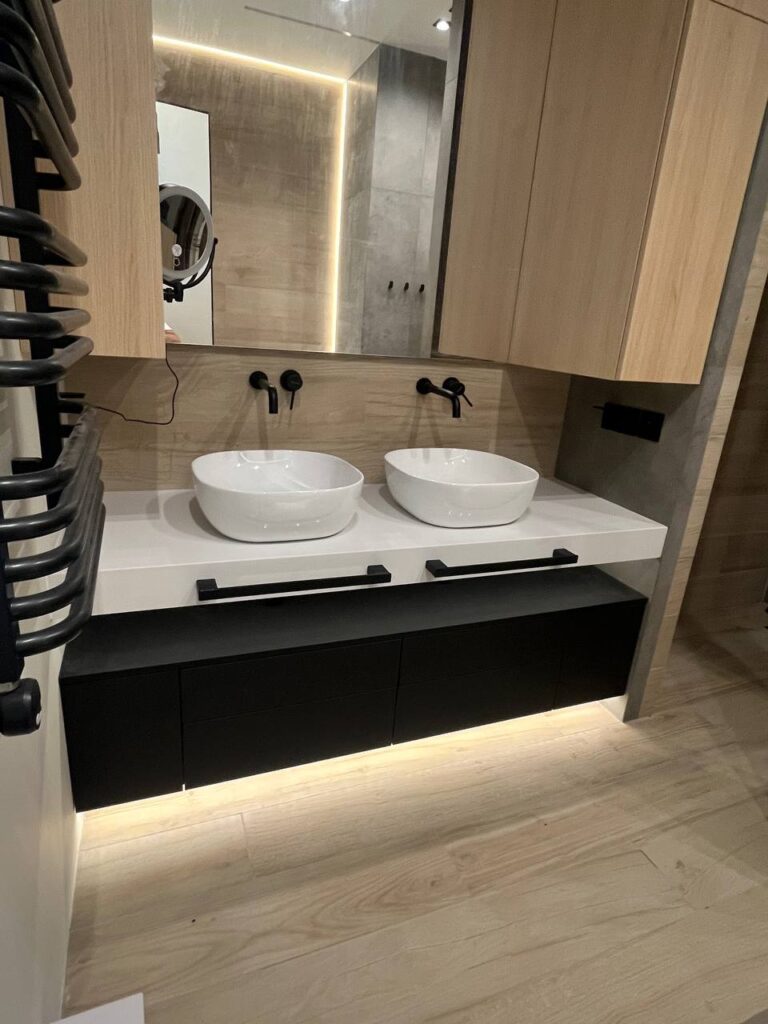 Столешница в ванную комнату из кварцевого агломерата для раковин-чаш изготовлено в правила камня