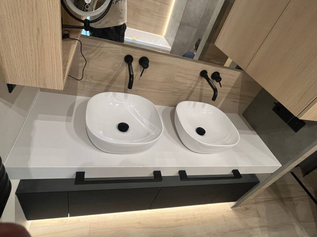 Столешница в ванную комнату из кварцевого агломерата для раковин-чаш изготовлено в правила камня