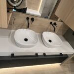 Столешница в ванную комнату из кварцевого агломерата для раковин-чаш изготовлено в правила камня