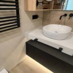 Столешница в ванную комнату из кварцевого агломерата для раковин-чаш изготовлено в правила камня