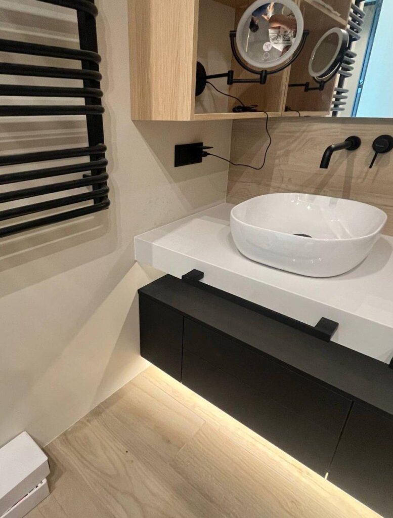 Столешница в ванную комнату из кварцевого агломерата для раковин-чаш изготовлено в правила камня