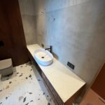 Столешница в ванную из кварцевого агломерата изготовлено в правила камня