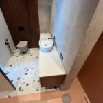 Столешница в ванную из кварцевого агломерата изготовлено в правила камня