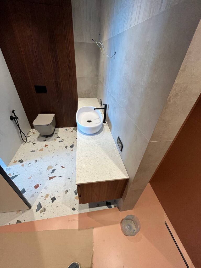 Столешница в ванную из кварцевого агломерата изготовлено в правила камня