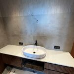 Столешница в ванную из кварцевого агломерата изготовлено в правила камня