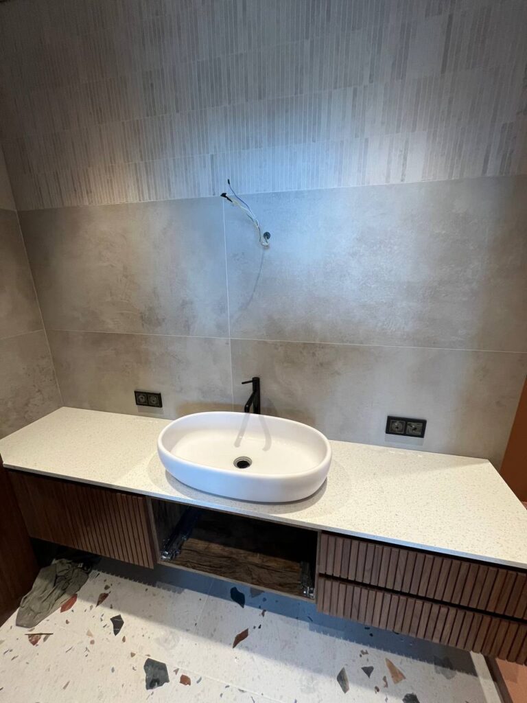 Столешница в ванную из кварцевого агломерата изготовлено в правила камня